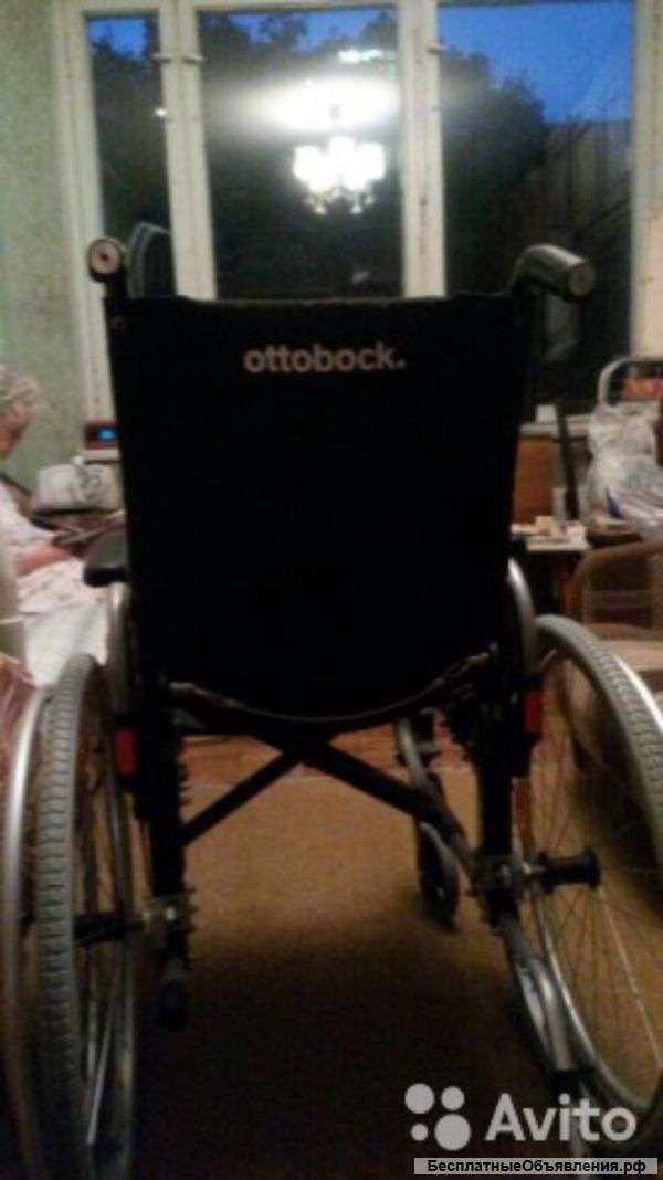 Две инвалидные коляски