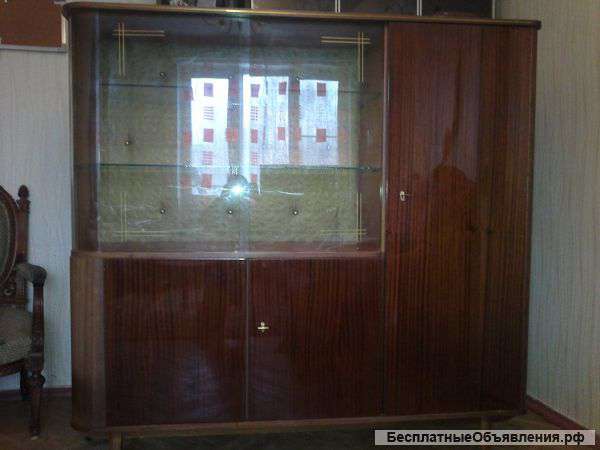 Сервант полированный бу  отличное состояние