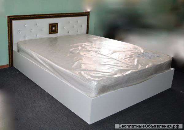 Интерьерная кровать с матрасом