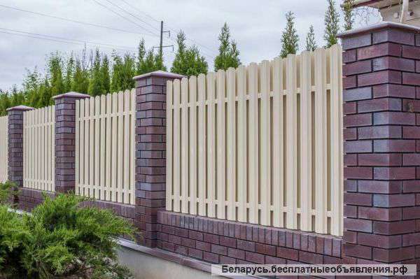 Заборы из металлического штакетника