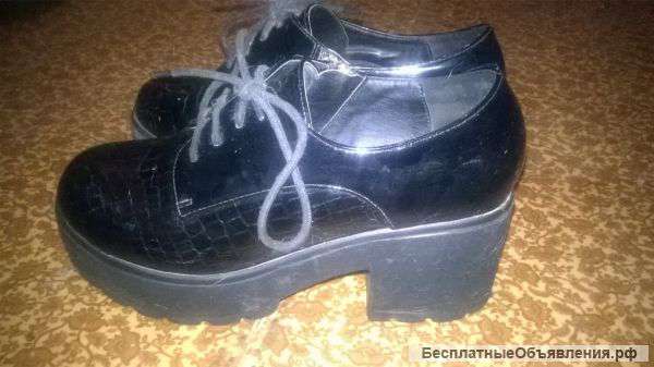 Чёрные лакированные ботиночки на каблуке