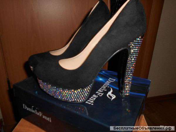 Туфли со стразами 38 размер новые