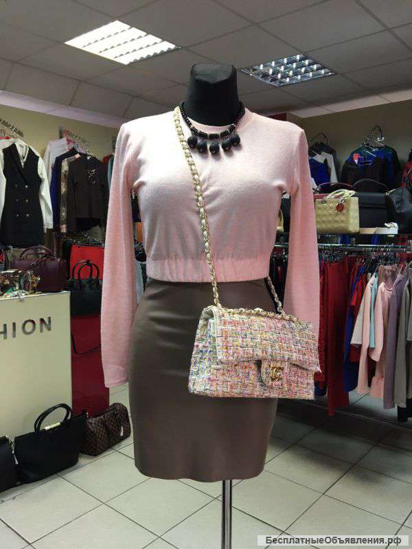 Продавец женской одежды