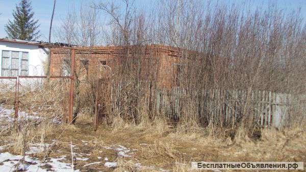 Участок с недостроенным домом