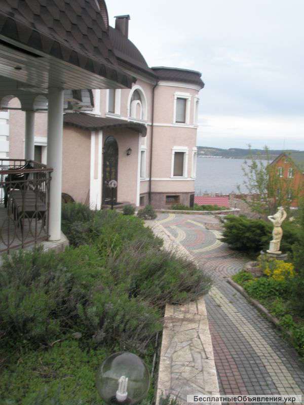 Дома, на берегу Днепра в Триполье