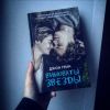Книгу "Виноваты звезды" Джон Грин