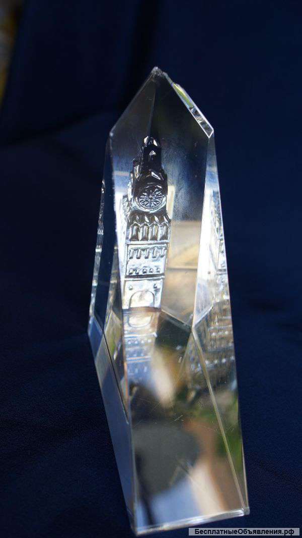 Декоративная инталия из горного хрусталя с изображением Боровицкой башни московского Кремля. СССР