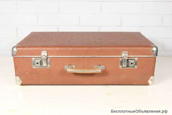 Винтажный коричневый чемодан с уголками