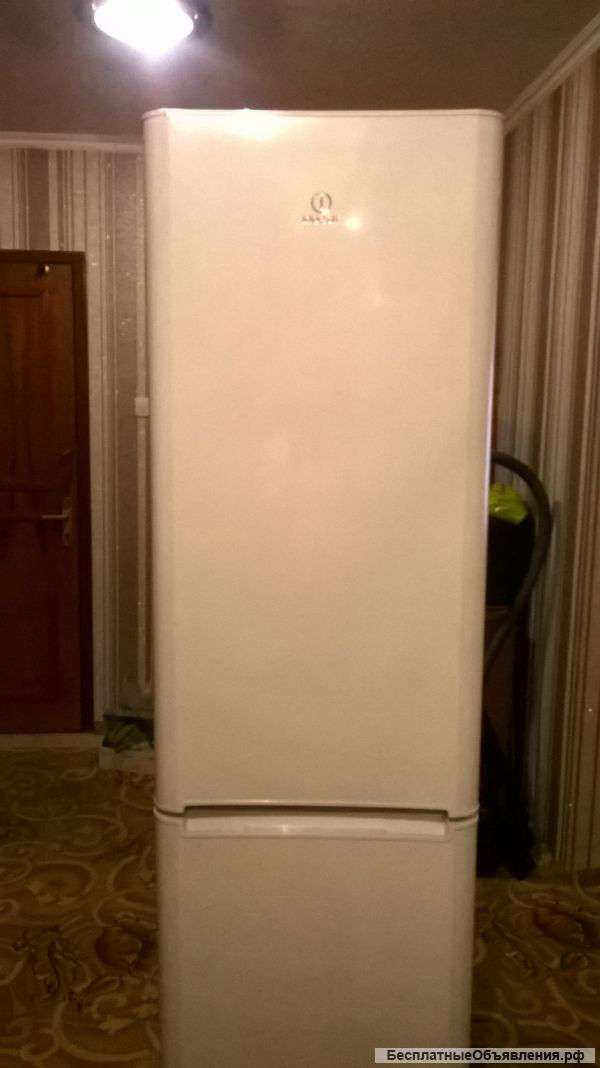 Б/у двухкамерный холодильник с нижней морозильной камерой
