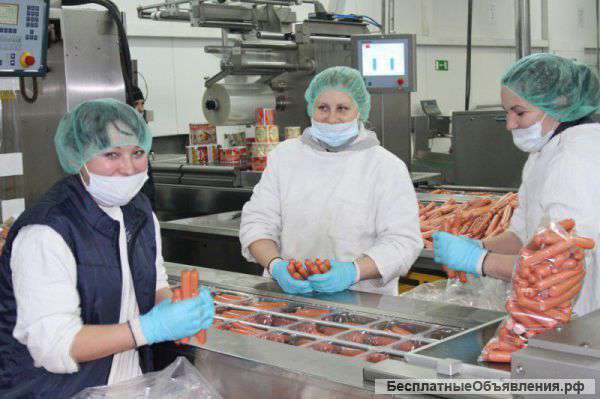 Упаковщица и грузчики на мясокомбинате