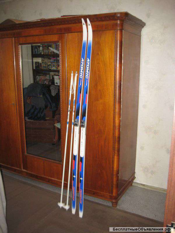 Беговые лыжи атомик тьюринг 46 с палками, крепления саломон