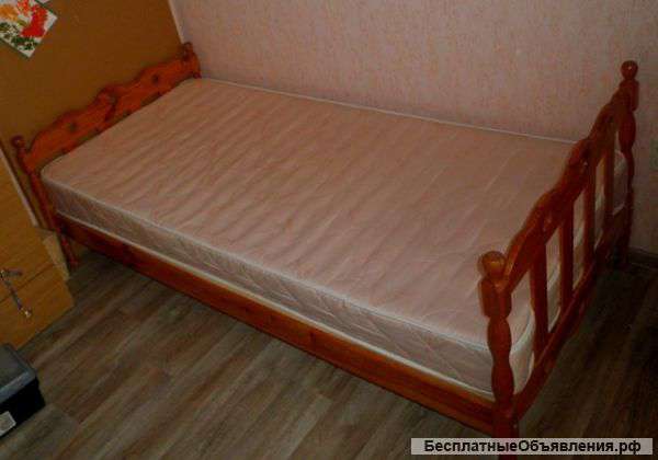 1,5 спальную кровать из дерева с матрасом