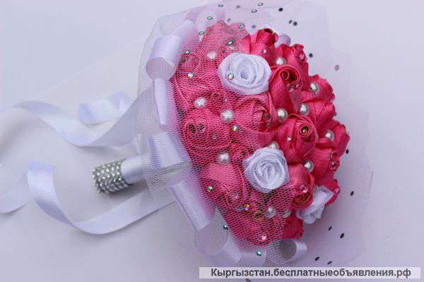 Свадебный букет невесты из атласных лент, бело-розовый