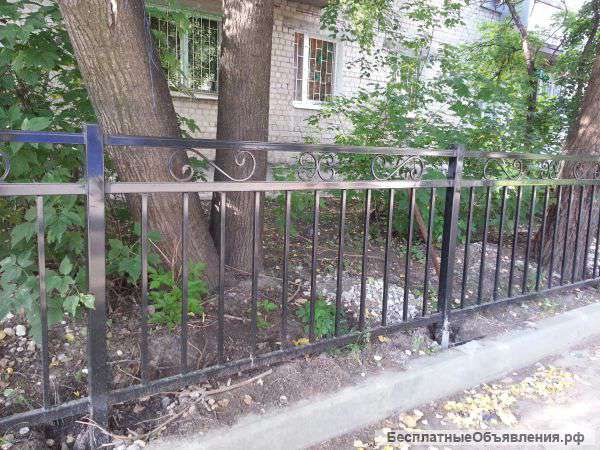 Простые металлические заборы