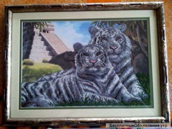 Картина вышита бисером