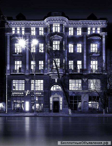 Официант в ресторане