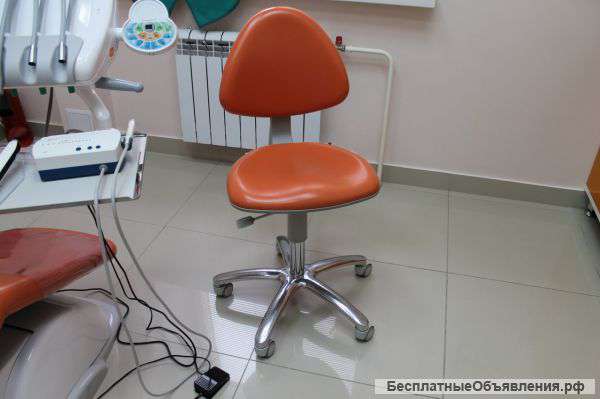 Стул на колёсах для доктора (стоматолога)