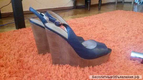 Туфли на танкетке