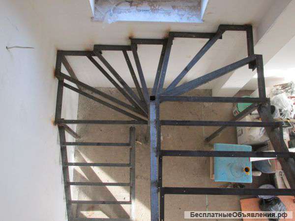 Лестницы на металлическом косоуре