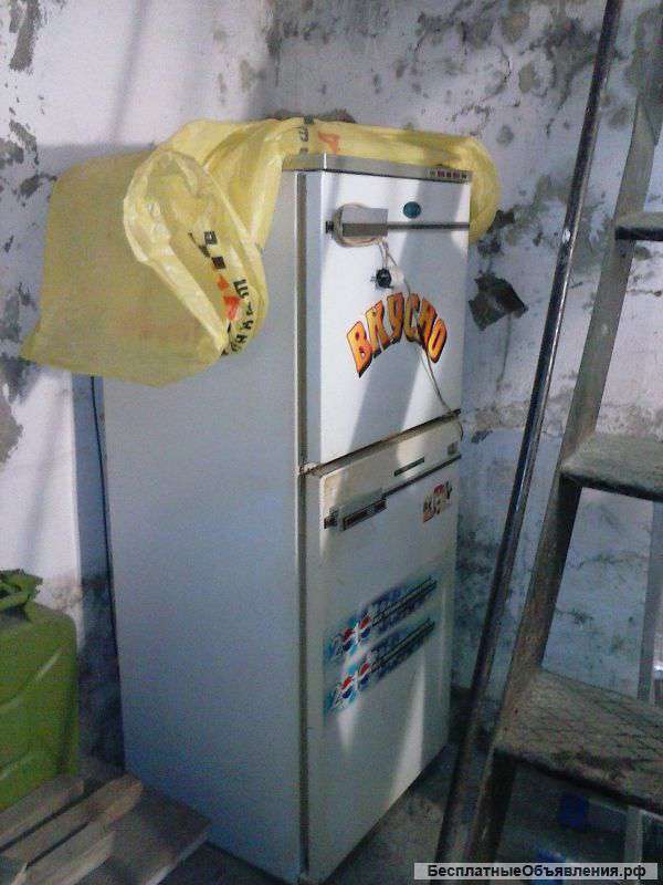 Холодильник. Требуется ремонт.
