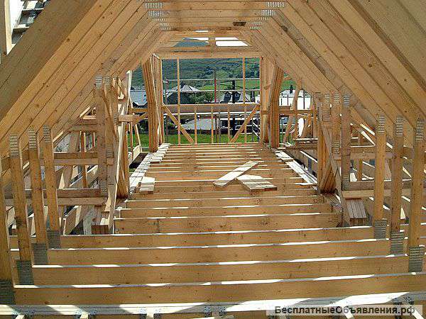 Бригада выполняет кровельные работы