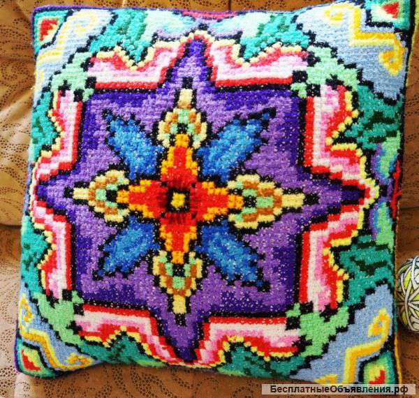 Вышитая подушка Mandala