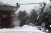 Уборка снега с крыш. Промышленные альпинисты. Автовышка.