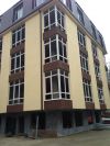 Дом расположен в центральном районе, рядом детские сады, школа, рынок, магазины. Дом имеет закрытую тер