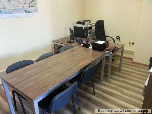 Два комплекта офисной мебели