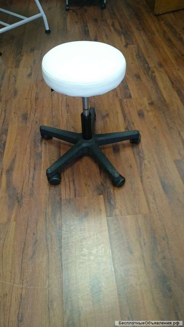 Стул врача на колесиках