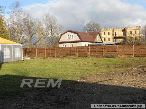 Забор с необрезанной доски с монтажом