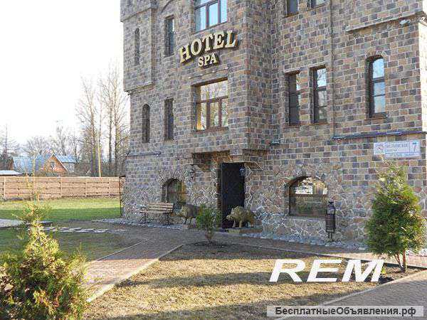 Забор с необрезанной доски с монтажом