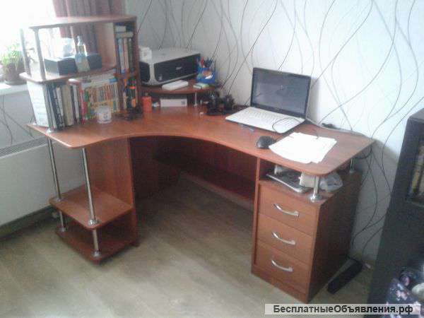 Угловой компьютерный-письменный стол