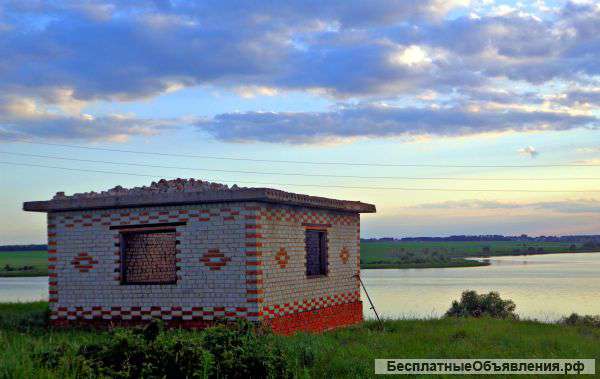 Недостроенную дачу. Дача находится у пруда.