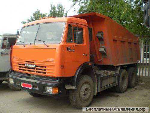 Водители на самосвал КАМАЗ