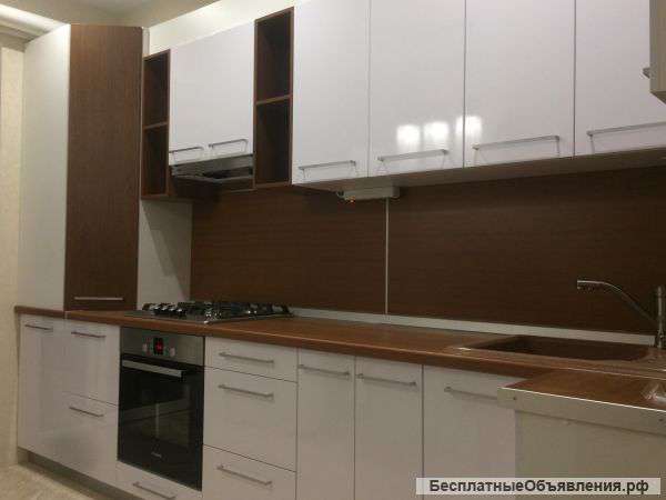 Кухня с глянцевыми фасадами