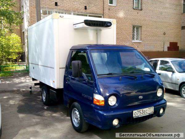 Водитель со своим грузовым автомобилем