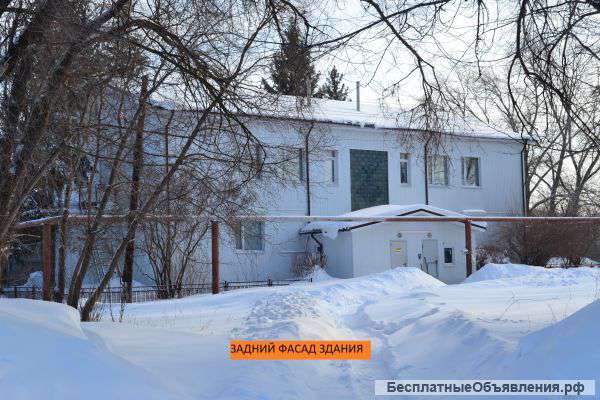 Здание с гаражами и территорией 60 соток