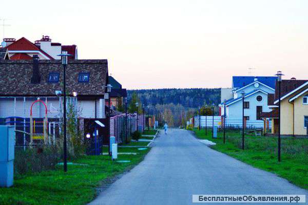 Участок в 23 км от МКАД по Киевке. ИЖС. Лес, водоем.