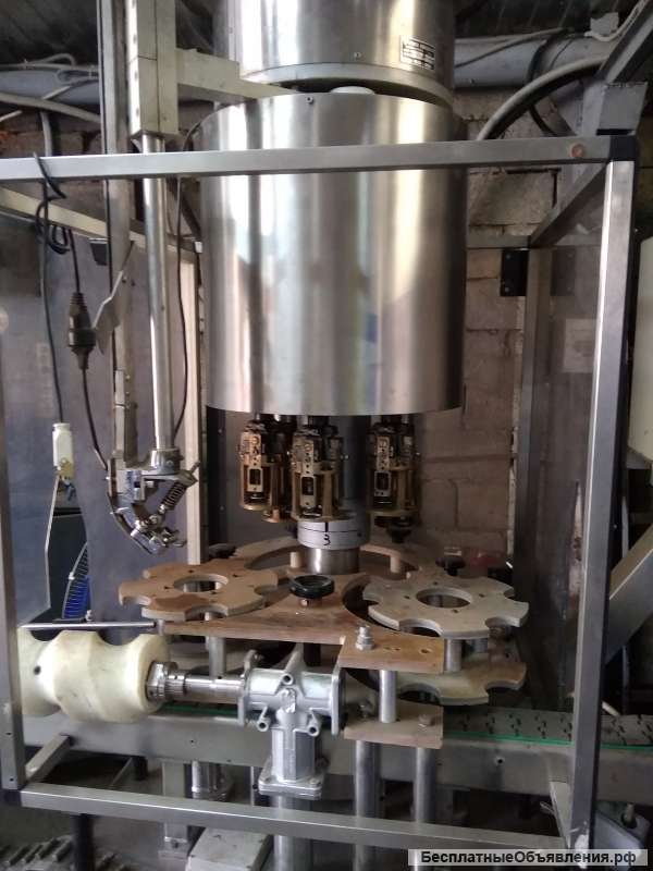 Укупорочная машина на винтовой колпачок