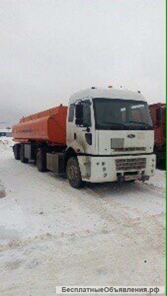 Водитель бензовоза со своей машиной