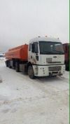 Водитель бензовоза со своей машиной