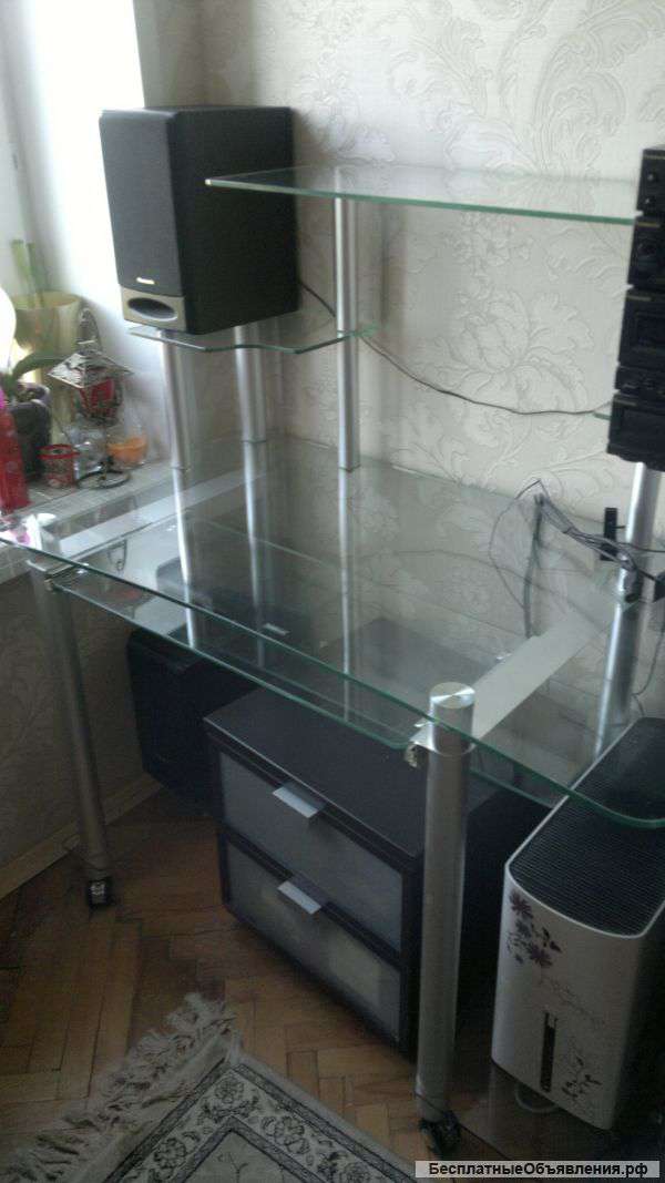 Продается стеклянный компьютерный столик