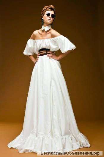 Платье на отдых с открытыми плечами