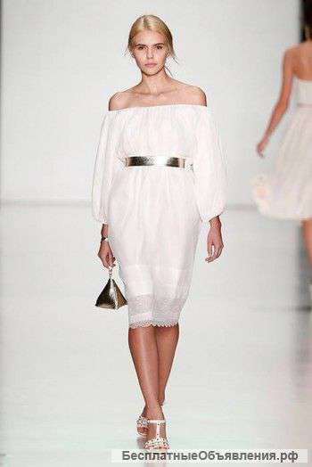 Платье со спущенными рукавами