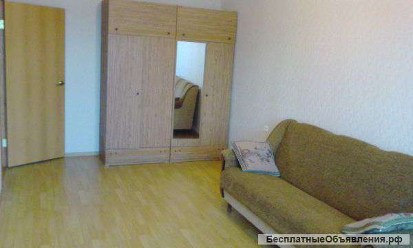 1 ком. кв. на длительный срок для девушки.