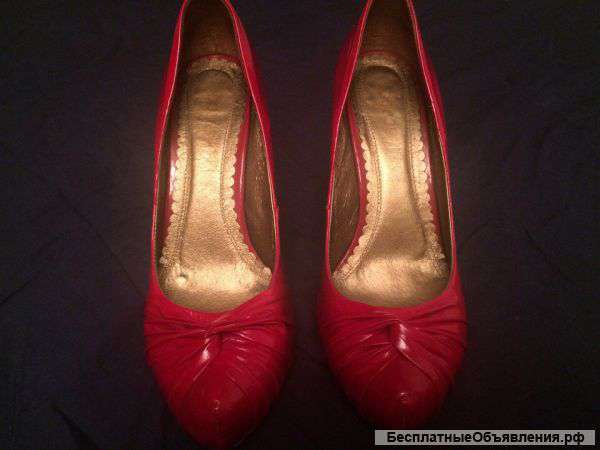 Красные лаковые туфли