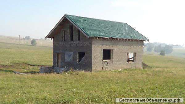 Участок с недостроенным домом