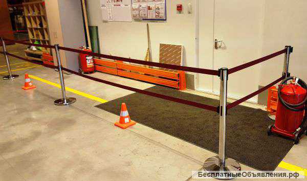 Покупайте стойки с лентой, в компании SMS-SEC всегда в наличии мобильные ограждения со знаком плюс