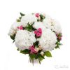 Букет из белой гортензии и кустовых роз